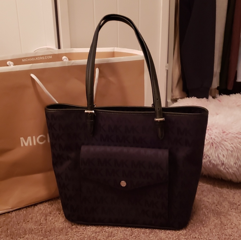 Michael kors black shoulder bag like new